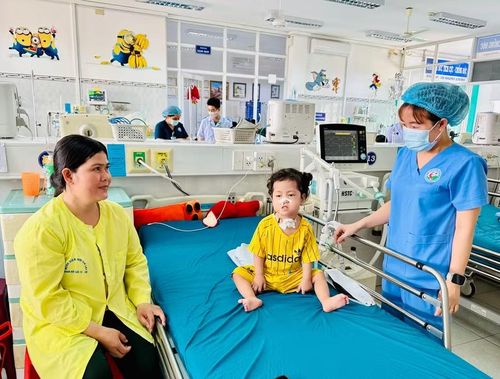 Điều dưỡng viên Phan Thị Bảy (bìa phải) động viên chị Siu Bếp an tâm về tình hình điều trị của con. Ảnh: N.N