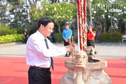 Đồng chí Nguyễn Khắc Định dâng hương.
