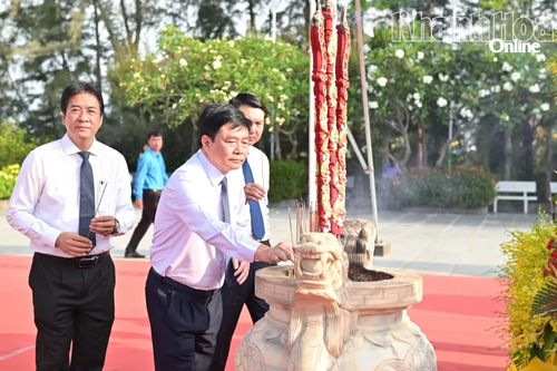 Các đồng chí trong Ban Thường vụ Tỉnh ủy dâng hương.