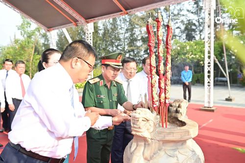 Các đồng chí trong Ban Thường vụ Tỉnh ủy dâng hương.