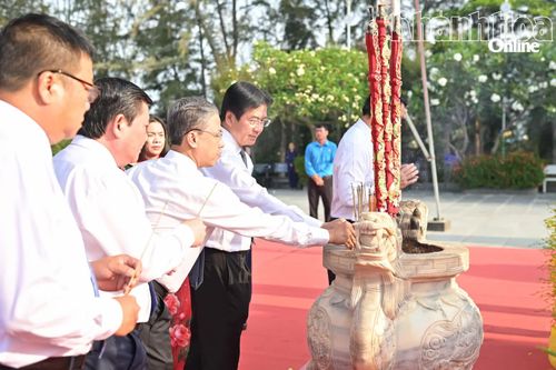 Các đồng chí trong Ban Thường vụ Tỉnh ủy dâng hương.