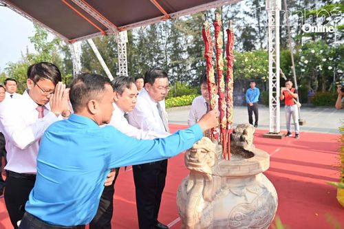 Các đồng chí lãnh đạo tỉnh dâng hương.