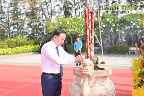 Đồng chí Hồ Xuân Trường dâng hương.