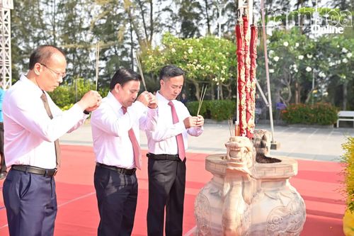 Các đồng chí Lâm Đông, Nguyễn Việt Hùng, Nguyễn Khắc Hà dâng hương.