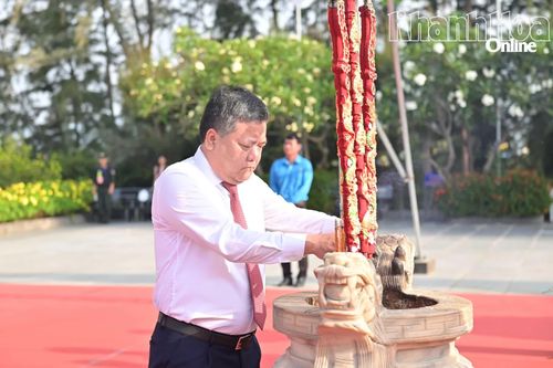 Đồng chí Trần Phong dâng hương.