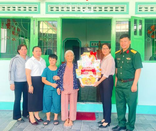 Đoàn đến thăm, tặng quà cho gia đình bà Dương Thị Điệp (thôn 1), có con nhiễm chất độc hóa học.