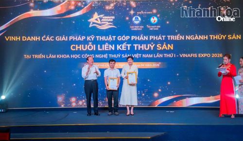 Bà Đặng Thị Hương Giang - Chủ tịch Hội đồng quản trị KLC Seafood đại diện doanh nghiệp nhận giải vàng hạng mục Chuỗi liên kết thủy sản, ghi nhận nỗ lực xây dựng mô hình chuỗi giá trị khép kín và phát triển bền vững của KLC Seafood.