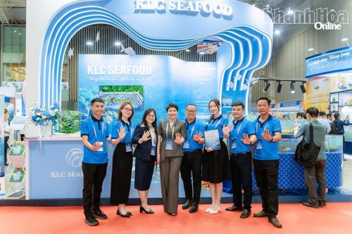 Bà Đặng Thị Hương Giang - Chủ tịch Hội đồng quản trị KLC Seafood cùng đội ngũ tại gian hàng VinaFIS Expo 2026.