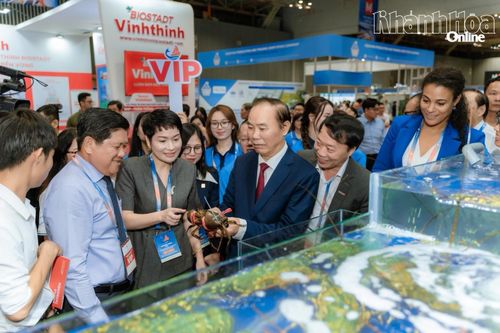 Thứ trưởng Bộ Nông nghiệp và Môi trường Phùng Đức Tiến tham quan gian hàng KLC Seafood tại VinaFIS Expo 2026.