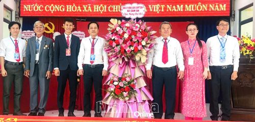 Lãnh đạo xã Cam An tặng hoa chúc mừng đại hội.
