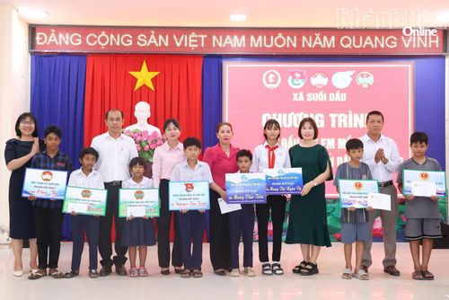 Đại diện các đơn vị trao bảng tượng trưng nhận đỡ đầu cho các học sinh.