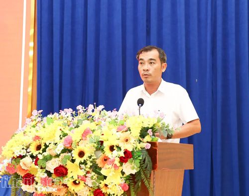 Lãnh đạo xã Cam Lâm thông tin về một số vấn đề cử tri nêu.