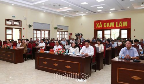 Lãnh đạo các sở, ngành, xã Cam Lâm và cử tri địa phương tham dự cuộc tiếp xúc.