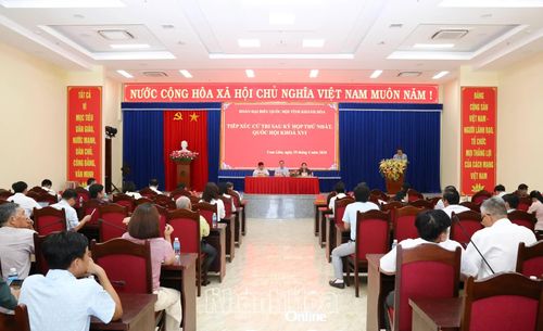 Quang cảnh cuộc tiếp xúc cử tri.