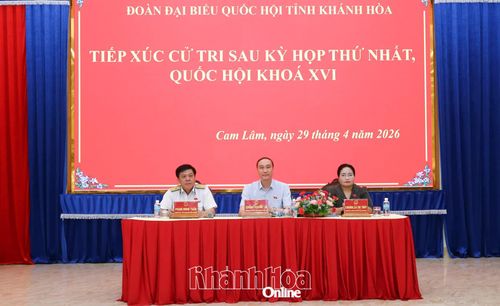Các đại biểu Quốc hội tỉnh tiếp xúc tri xã Cam Lâm.