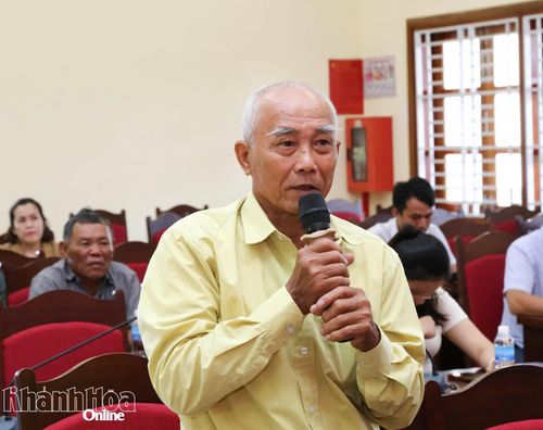 Cử tri xã Cam Lâm nêu ý kiến kiến nghị.