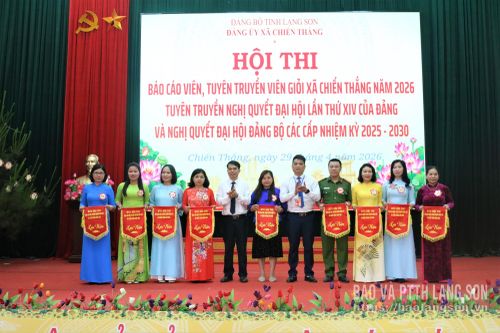 Ban tổ chức trao cờ lưu niệm tặng các thí sinh