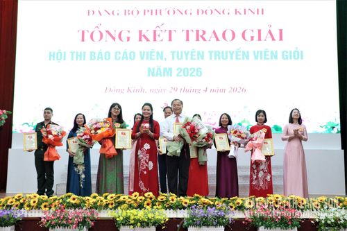 Đại diện ban tổ chức trao giải ba cho các thí sinh