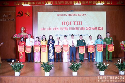 Ban tổ chức trao tặng cờ lưu niệm cho các thí sinh tham dự hội thi