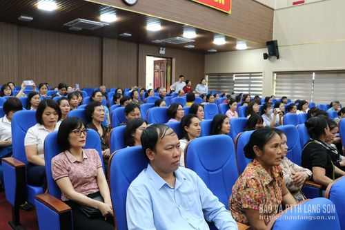 Đông đảo cán bộ, đảng viên và người dân tham gia cổ vũ hội thi