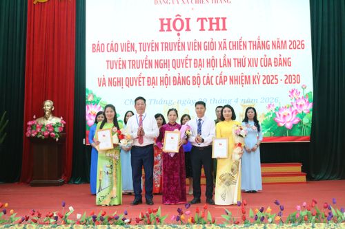 Đại diện ban tổ chức trao giải chuyên đề cho các thí sinh