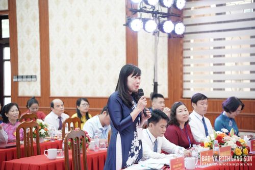 Ban giám khảo đặt câu hỏi cho các thí sinh tại phần thi trả lời câu hỏi