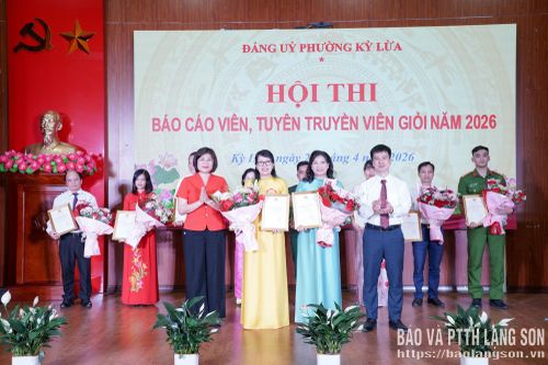 Đại diện Ban tổ chức trao giải Nhất, Nhì cho thí sinh xuất sắc (trong đó, thí sinh Nguyễn Tuyết Chinh, Bí thư Đảng ủy, Hiệu trưởng Trường THPT Cao Lộc áo xanh đứng thứ 2 bên phải, xuất sắc giành giải nhất)
