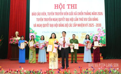 Đồng chí Bí thư Đảng ủy xã trao giải nhất cho thí sinh