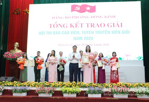 Đại diện ban tổ chức trao giải nhì cho thí sinh