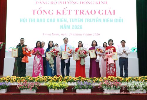 Đại diện ban tổ chức trao giải khuyến khích cho các thí sinh