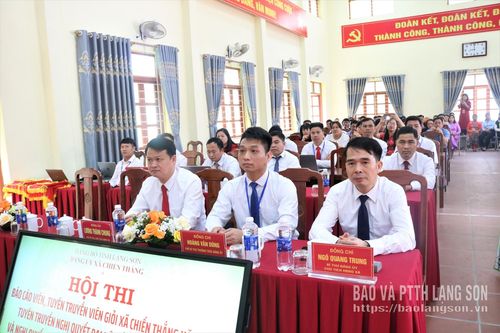 Các đồng chí Thường trực Đảng ủy xã Chiến Thắng theo dõi phần thi của các thí sinh