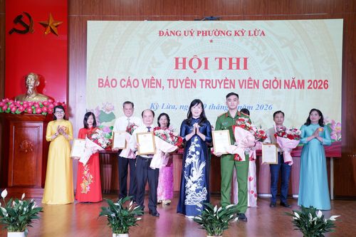 Các thí sinh nhận giải ba từ Ban tổ chức