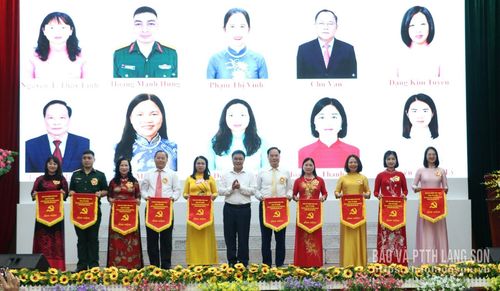 Đại diện Ban tổ chức hội thi trao cờ lưu niệm cho các thí sinh
