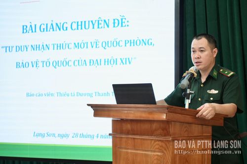 Báo cáo viên Đồn Biên phòng Cửa khẩu Tân Thanh thực hiện phần thi thuyết trình