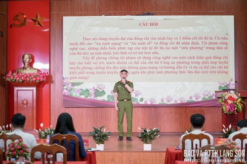 Thí sinh trả lời câu hỏi của Ban giám khảo