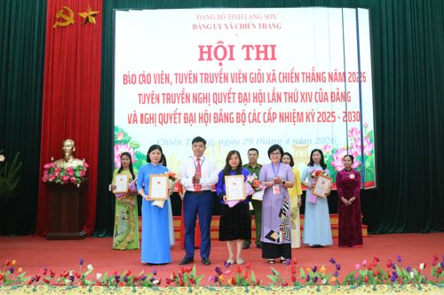 Ban tổ chức trao giải ba cho các thí sinh
