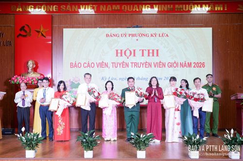 Các thí sinh nhận giải khuyến khích từ Ban tổ chức