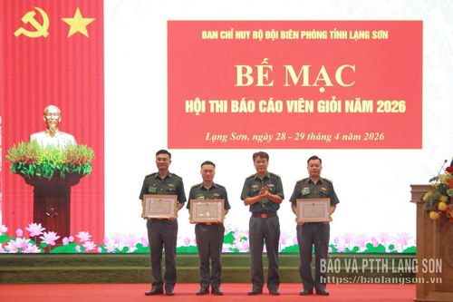 Đại tá Nguyễn Xuân Thanh, Phó Chính ủy Bộ Chỉ huy Quân sự tỉnh kiêm Chính ủy Ban Chỉ huy Bộ đội biên phòng Lạng Sơn trao giải Nhất và Nhì cho các thí sinh