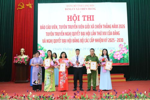 Đại diện ban tổ chức trao giải giải khuyến khích cho các thí sinh