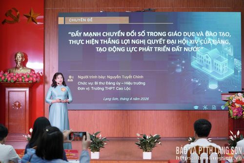 Thí sinh tham gia phần thi thuyết trình tại hội thi