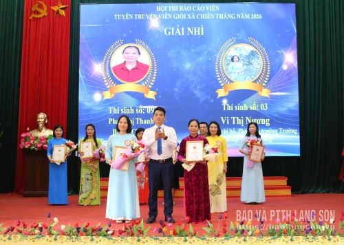 Đại diện ban tổ chức trao giải nhì cho các thí sinh