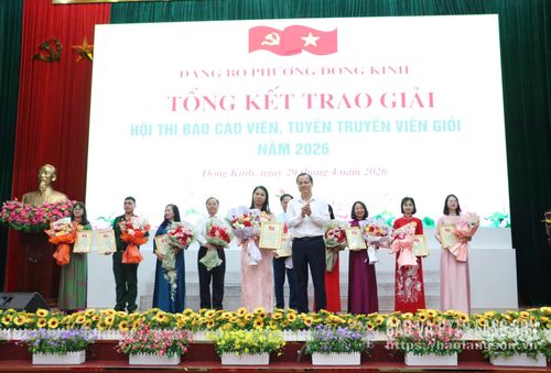 Đồng chí Phùng Quang Hội, Ủy viên Ban Thường vụ Tỉnh ủy, Bí thư Đảng ủy, Chủ tịch HĐND phường Đông Kinh trao giải nhất cho thí sinh