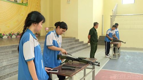 Một tiết học thú vị về nội dung tháo, lắp súng của các em học sinh Trường THPT Trần Nhật Duật.
