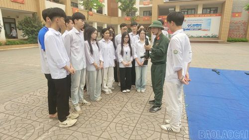 Thầy giáo tận tình hướng dẫn và cho học sinh thực hành ngay tại sân tập.
