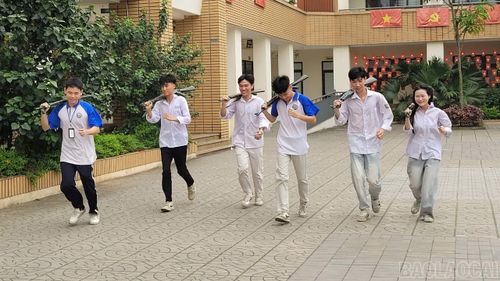 Học sinh Trường THPT Nguyễn Huệ tích cực tập luyện tại "thao trường thu nhỏ" sân trường.
