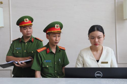 Công an phường Yên Bái kiểm tra việc đăng ký lưu trú tại cơ sở kinh doanh có điều kiện.