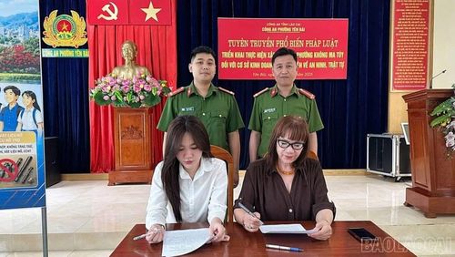 Công an phường Yên Bái tổ chức cho các cơ sở kinh doanh có điều kiện ký cam kết thực hiện nghiêm các quy định của pháp luật về đảm bảo an ninh, trật tự.