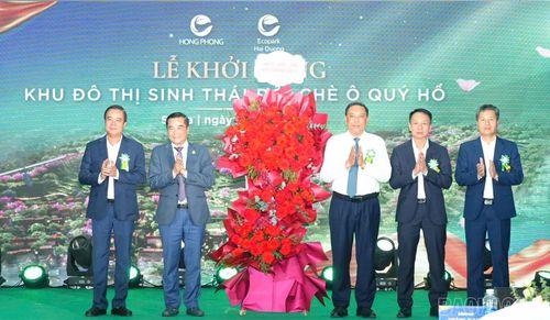 Các đồng chí lãnh đạo tỉnh chúc mừng chủ đầu tư.