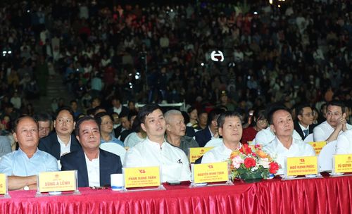 Các đại biểu dự khai mạc.