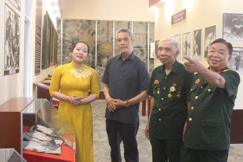 Anh hùng LLVT Ngô Tùng Chinh (bên phải) trở lại thăm Di tích Nhà lao thiếu nhi Đà Lạt trong ngày tháng 4 lịch sử